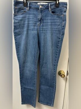 Levi's Women's Medium Blue Skinny Jeans
Mid Rise Slim